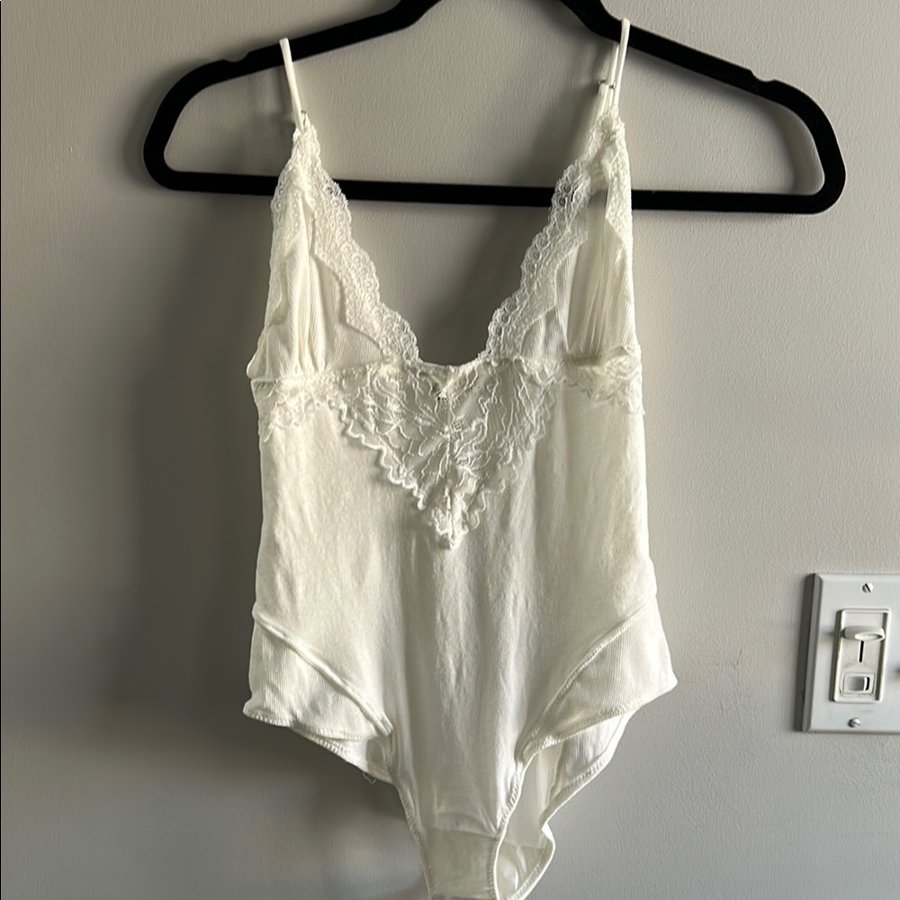 NWT FREE PEOPLE INTIMATES Chic White Lace Bodysuit!           Size XS